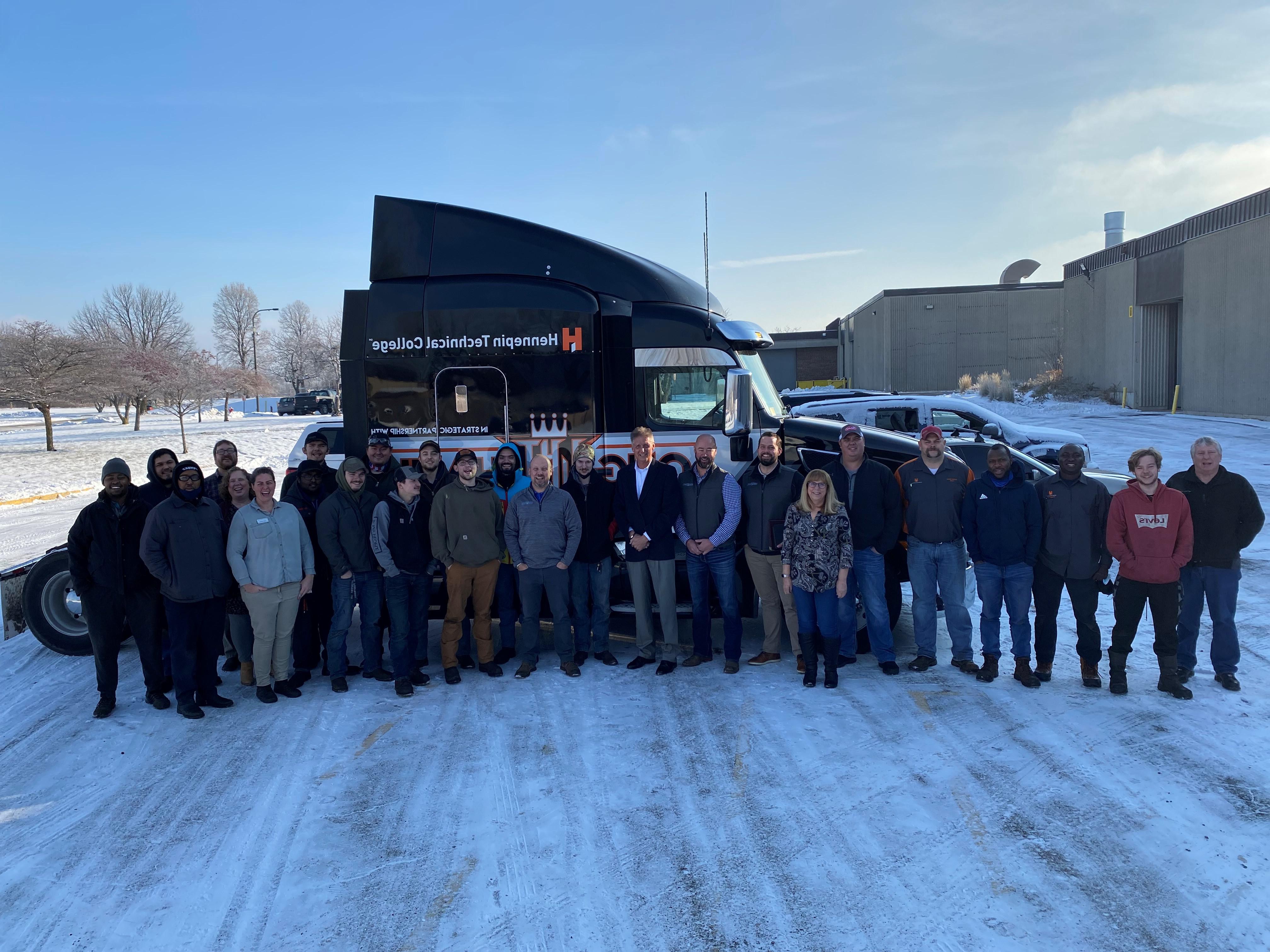 与学生和教师一起捐赠2017年peterbuild卡车